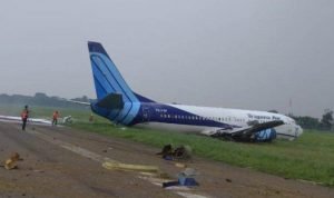 sebuah-pesawat-trigana-air-tergelincir